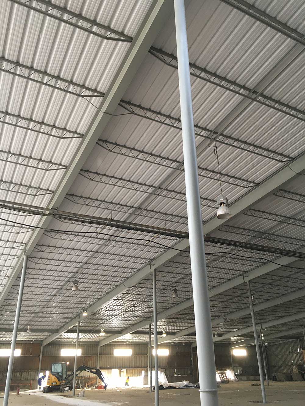 steel-roofing-in-industrial-building-under-construction